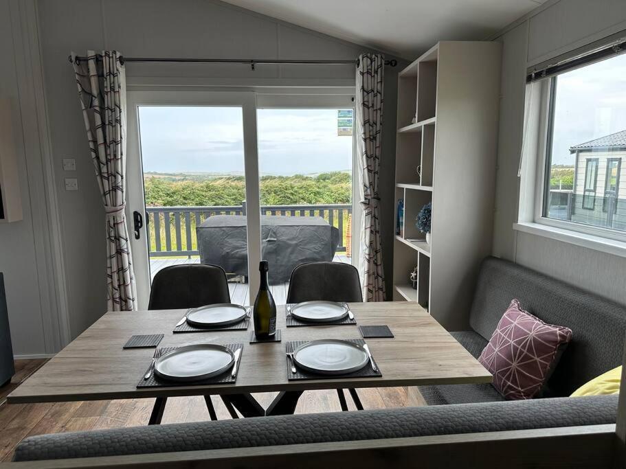 Modern Lodge With Amazing Views New Quay Extérieur photo