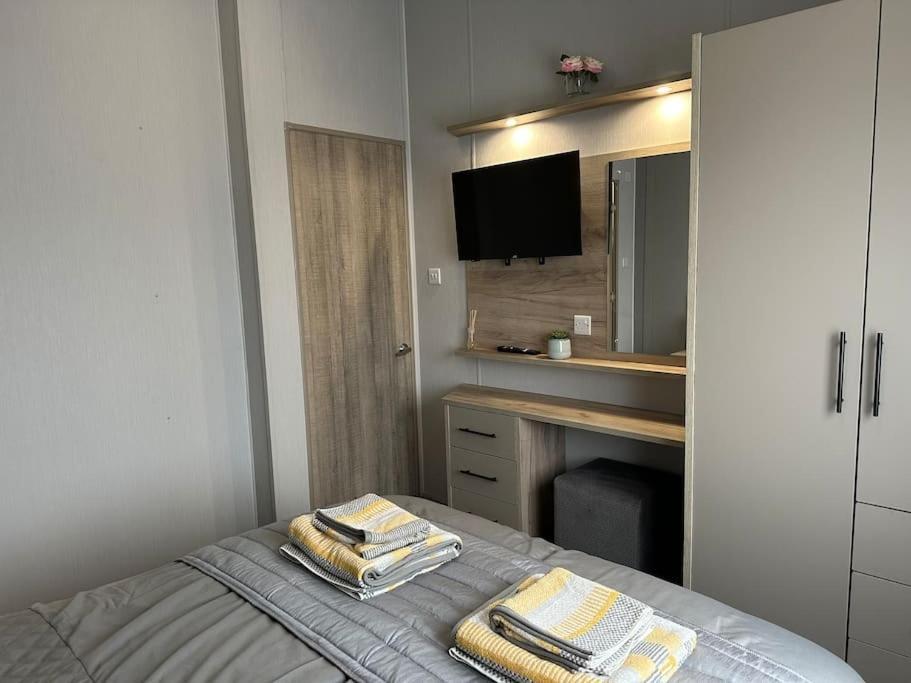 Modern Lodge With Amazing Views New Quay Extérieur photo